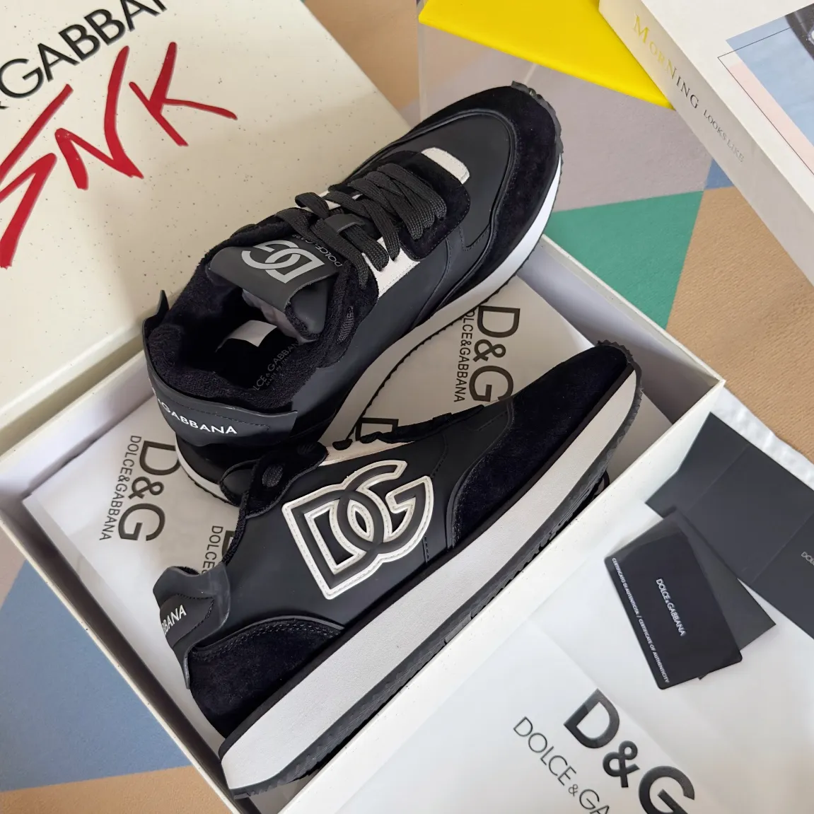 Factory P440💰D&G's latest Cushion series casual sports shoes, dad shoes, running shoes, original purchase and development, production, handmade, but always looking to the future. The new Cushion sneakers feature a two-tone suede upper accented by a mesh contrasting printed DG cross logo on the side. The lightweight, grippy rubber outsole adopts an innovative design to provide excellent performance, and the jacquard label adds timeless style. Exquisite packaging at the delivery counter🛍📦 ▪️ Fabric: Original custom-made first-layer cowhide ▪️ Lining: Original custom-made breathable towel lining ▪️ Sole: Original open-molded rubber material ▪️ Bottom thickness: 3.5CM ▪️ Size: Men's 38-45